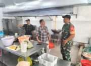 Dukung Program Pemerintah, Babinsa Kebomas Pastikan MBG Sehat dan Tepat Waktu