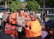 Kapolda Jatim Kunjungi Kelompok Nelayan dan Sadar Wisata di Pantai Pasir Putih Situbondo, Beri Bantuan Alat Keselamatan dan Sembako
