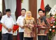 Gubernur Khofifah Serahkan Penghargaan kepada 604 Pendonor Darah Sukarela, Dorong Siswa Aktif Donor Lewat PMR