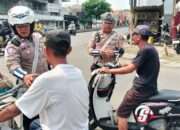Polsek Porong Beri Teguran Humanis Pengendara Tanpa Helm untuk Keselamatan Bersama