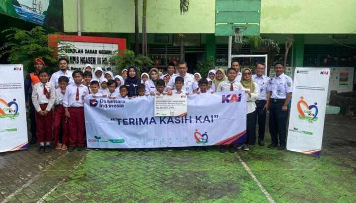 Peduli Dunia Pendidikan PT KAI Daerah Operasi (Daop) 8 Surabaya Salurkan Dana TJSL untuk Perbaikan Musholah di SDN Klampis Ngasem III/512 Surabaya