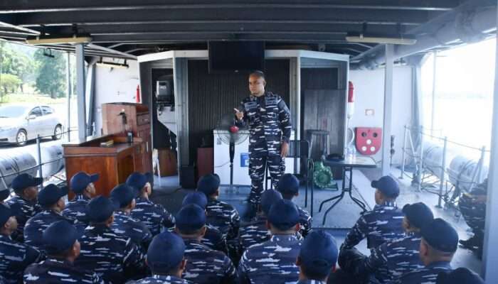 Wadan Kodaeral IX Bekali Prajurit KRI Kerapu-812 Sebelum Bertolak ke Surabaya