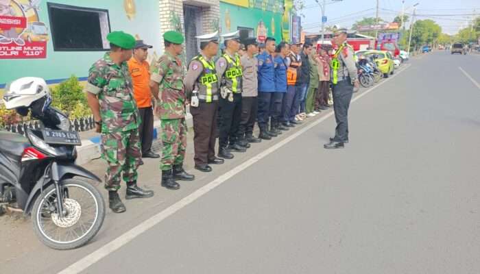 Kolaborasi di Bawah Cahaya Lebaran: Sertu Wahab Hadir Menjaga Hangatnya Kebersamaan di Alun-Alun Sampang