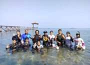 Peduli Laut Indonesia, Mahasiswa UHT Tanam Terumbu Karang dan Edukasi Pesisir Situbondo