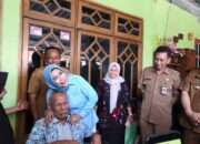 Wakil Bupati Sidoarjo Turun Langsung Serahkan Bantuan Kursi Roda, Pastikan Bantuan Tepat Sasaran