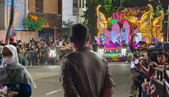 Ribuan Warga Tumpah Ruah Saksikan Surabaya Vaganza Festival of Lights, Perayaan Hari Jadi Kota Surabaya (HJKS) ke-733