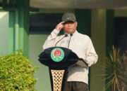 Topi Spesial Dari Danrem Untuk Prajurit Bhaskara Jaya