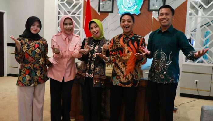 Wabup Mimik Apresiasi Tiga Pelajar Sidoarjo Usung Gerakan Tukar Sampah Jadi Bibit