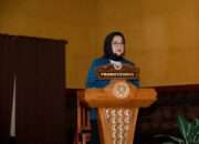 Dihadiri Empat Menteri Kabinet, Istri Pengasuh Ponpes Tebuireng Raih Gelar Doktor Pertama Program Studi Hukum dan Pembangunan UNAIR