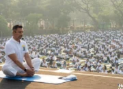 Catatkan Rekor MURI 3000 Peserta, Unesa Gandeng Anjasmara Gelar Yoga Bersama dengan Peserta Disabilitas Terbanyak