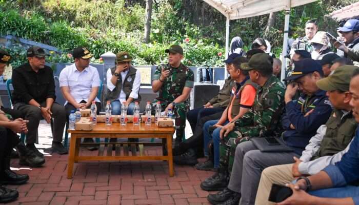 Pangdam V/Brawijaya Dampingi Menteri Kehutanan Tinjau Penanganan Karhutla di Kawasan TNBTS Bromo Probolinggo