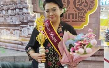 Dosen FISIP UHT Terima Penghargaan Pelestari Kebaya Indonesia dari Bunda Milenial Surabaya
