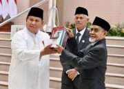 Presiden Prabowo Terima Mushaf Al-Qur’an Gontor dan Buku “Gontor untuk Indonesia”