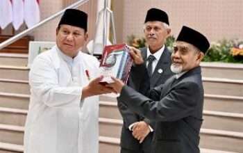 Presiden Prabowo Terima Mushaf Al-Qur’an Gontor dan Buku “Gontor untuk Indonesia”