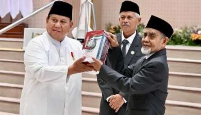 Presiden Prabowo Terima Mushaf Al-Qur’an Gontor dan Buku “Gontor untuk Indonesia”