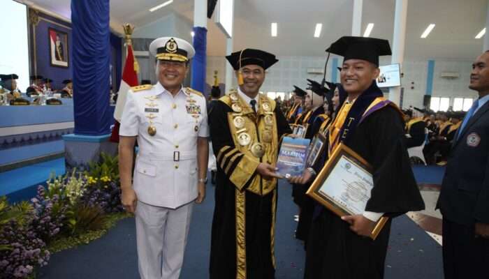 Wisuda 569 Lulusan UHT, Rektor Tekankan AI, Integritas dan Karakter Kemaritiman