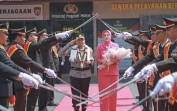 Tradisi Pedang Pora Iringi Pisah Sambut Kapolres Jombang